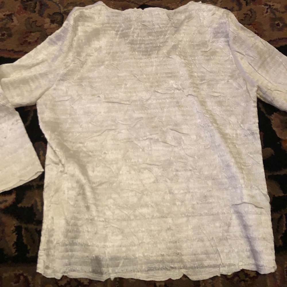 Crinkle v-neck top.